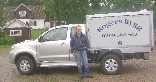 Roger Gustavsson vid sin firmabil